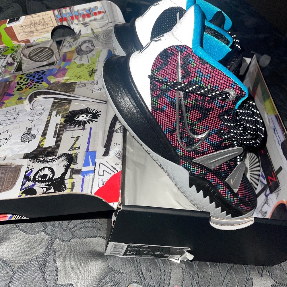 Nike Kylie 7 (GS) size 5Y